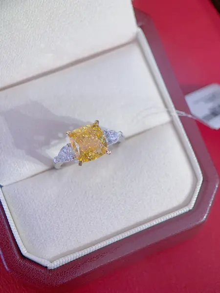 Кольцо с жёлтым бриллиантом «Кушон» с тремя камнями, 4,05 ct