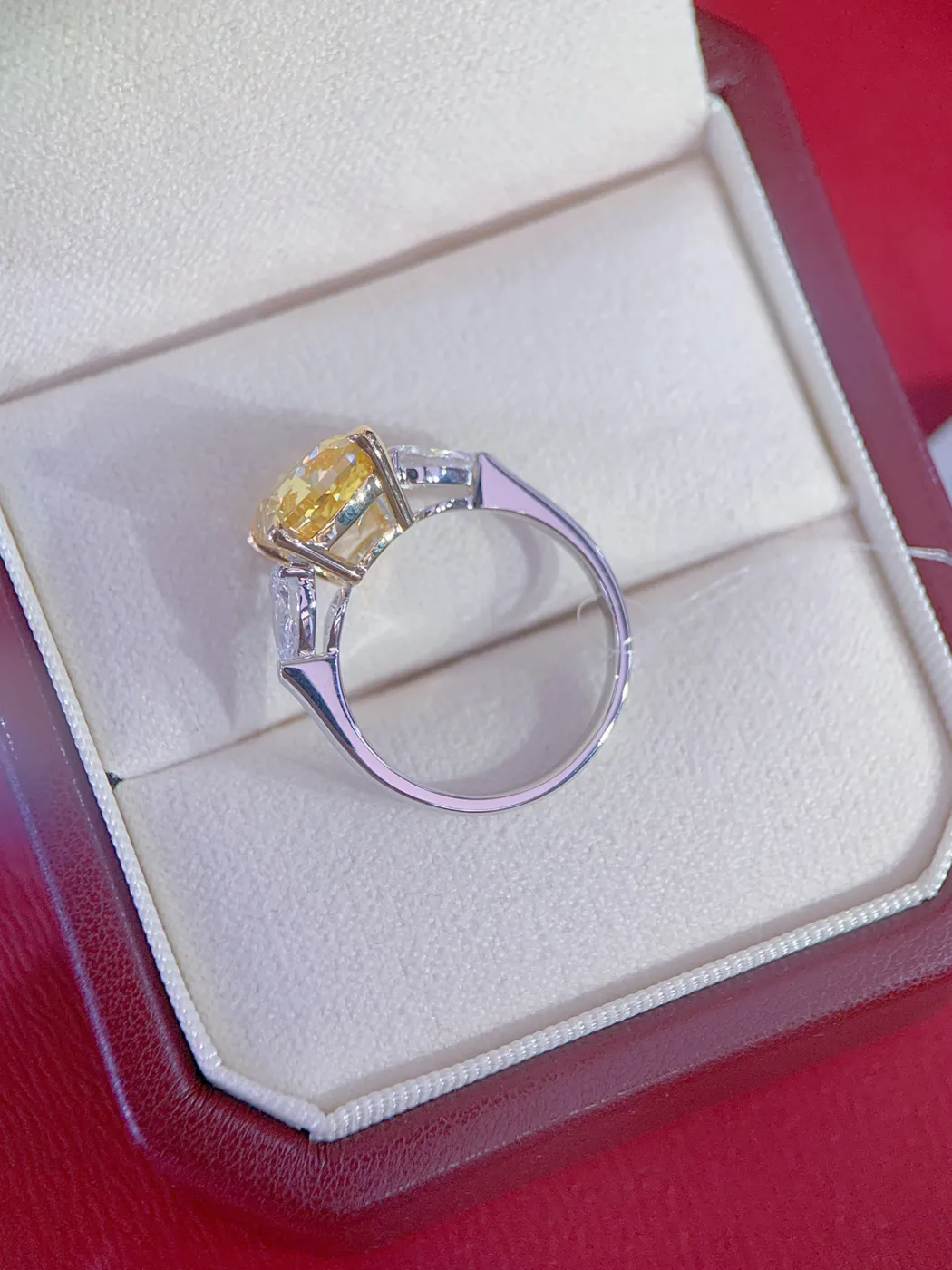 Кольцо с жёлтым бриллиантом «Кушон» с тремя камнями, 4,05 ct — фото 2