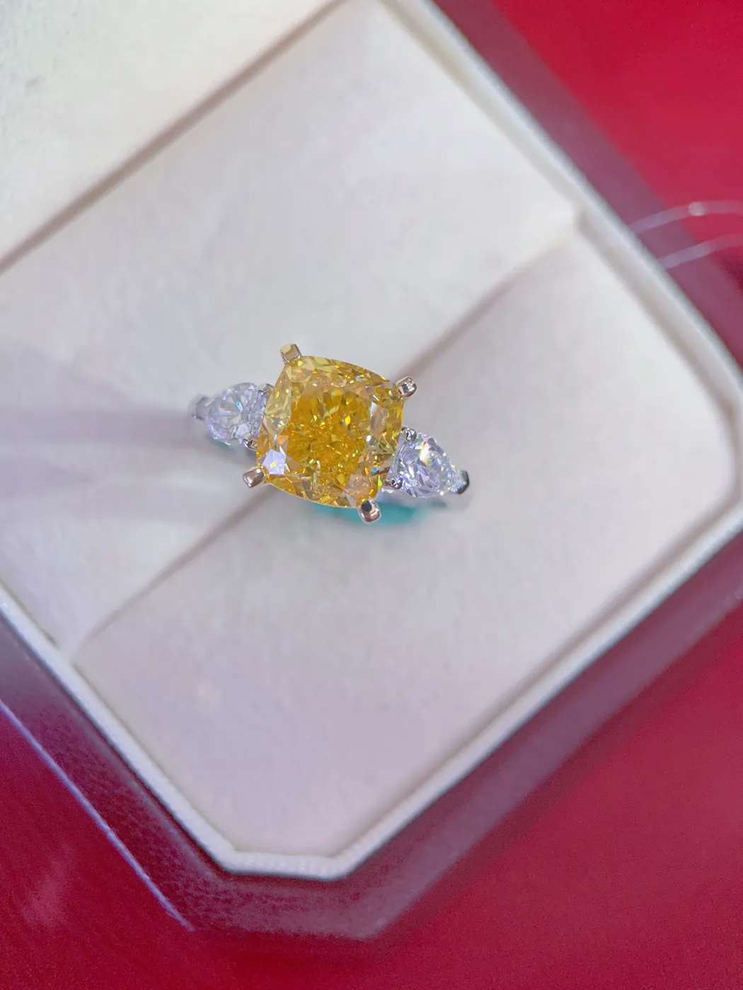 Кольцо с жёлтым бриллиантом «Кушон» с тремя камнями, 4,05 ct — фото 3
