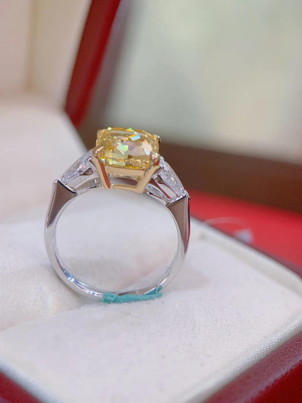 Кольцо с жёлтым бриллиантом «Кушон» с тремя камнями, 4,05 ct — фото 4