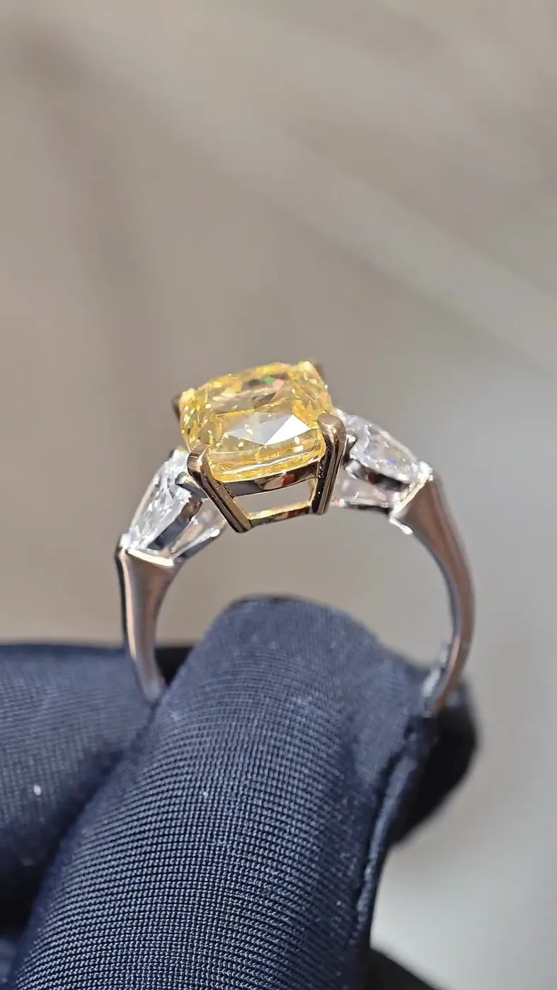 Кольцо с жёлтым бриллиантом «Кушон» с тремя камнями, 4,05 ct — фото 5