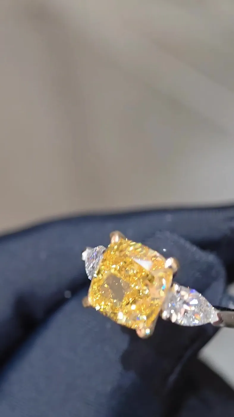 Кольцо с жёлтым бриллиантом «Кушон» с тремя камнями, 4,05 ct — фото 6