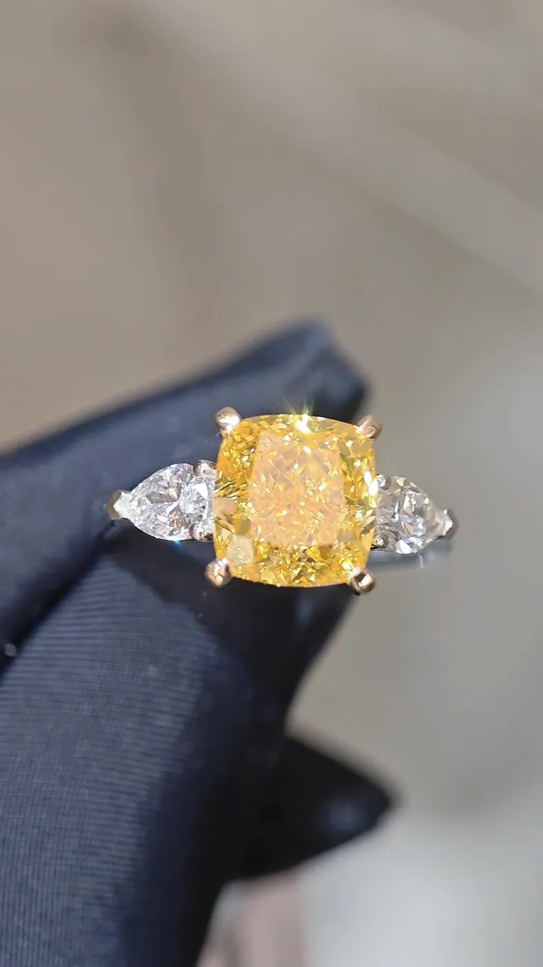 Кольцо с жёлтым бриллиантом «Кушон» с тремя камнями, 4,05 ct — фото 7