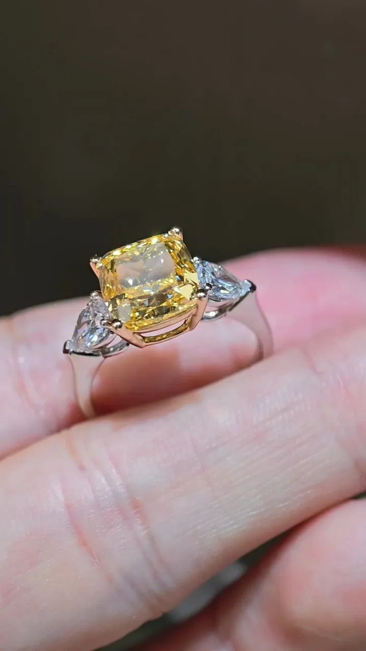 Кольцо с жёлтым бриллиантом «Кушон» с тремя камнями, 5,02 ct — фото 1