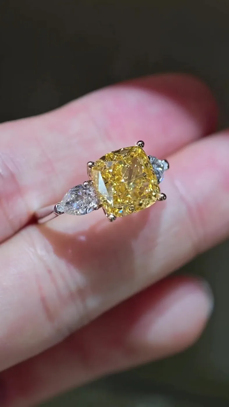 Кольцо с жёлтым бриллиантом «Кушон» с тремя камнями, 5,02 ct — фото 2