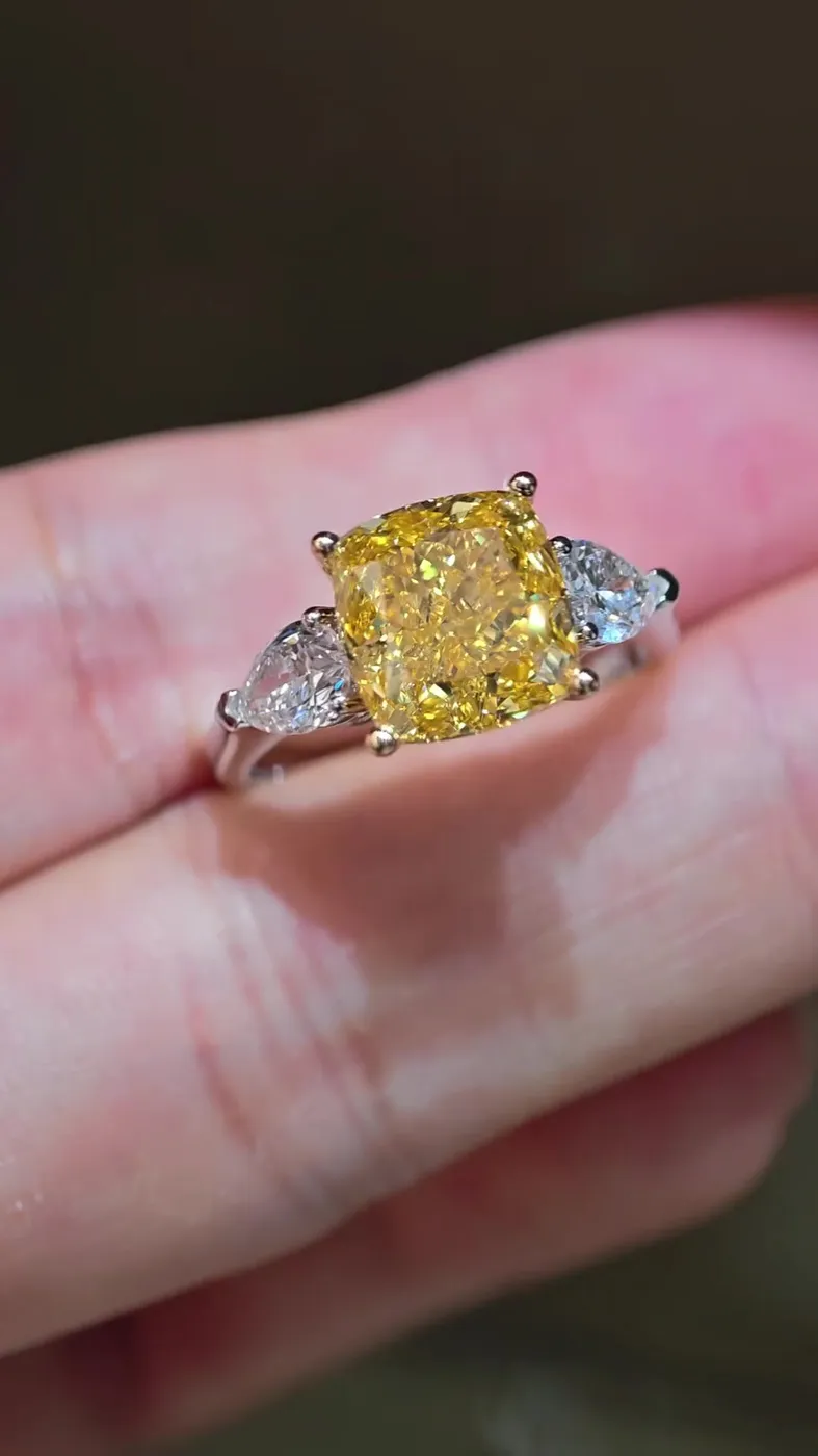 Кольцо с жёлтым бриллиантом «Кушон» с тремя камнями, 5,02 ct — фото 3
