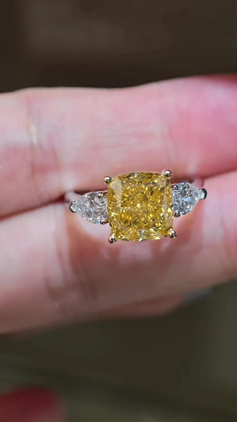 Кольцо с жёлтым бриллиантом «Кушон» с тремя камнями, 5,02 ct — фото 4