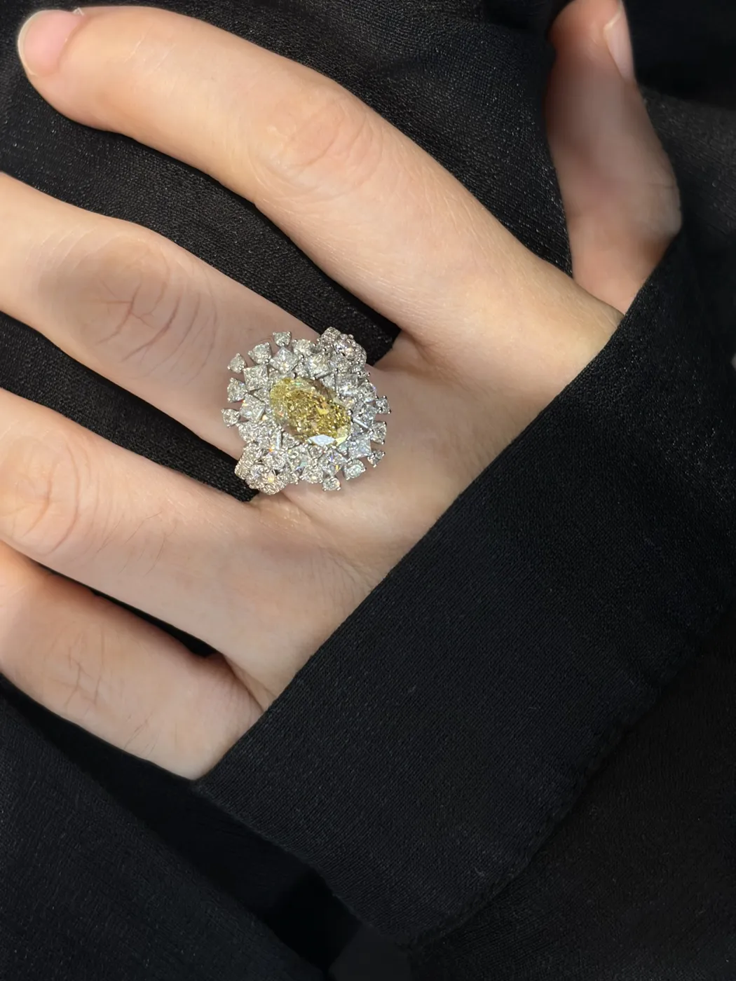 Кольцо с жёлтым бриллиантом «Кушон» в ореоле, 2 ct — фото 1