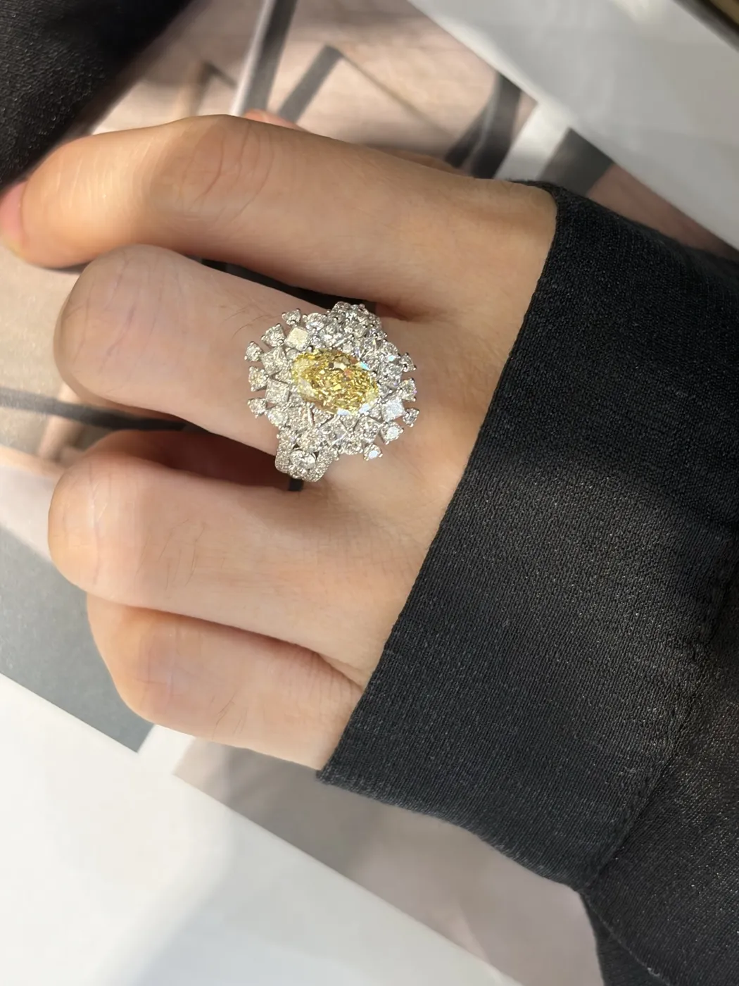 Кольцо с жёлтым бриллиантом «Кушон» в ореоле, 2 ct — фото 3