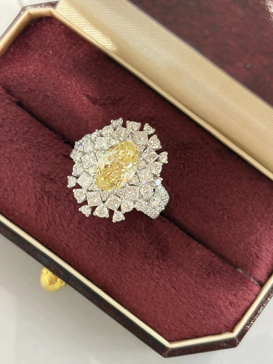 Кольцо с жёлтым бриллиантом «Кушон» в ореоле, 2 ct — фото 4
