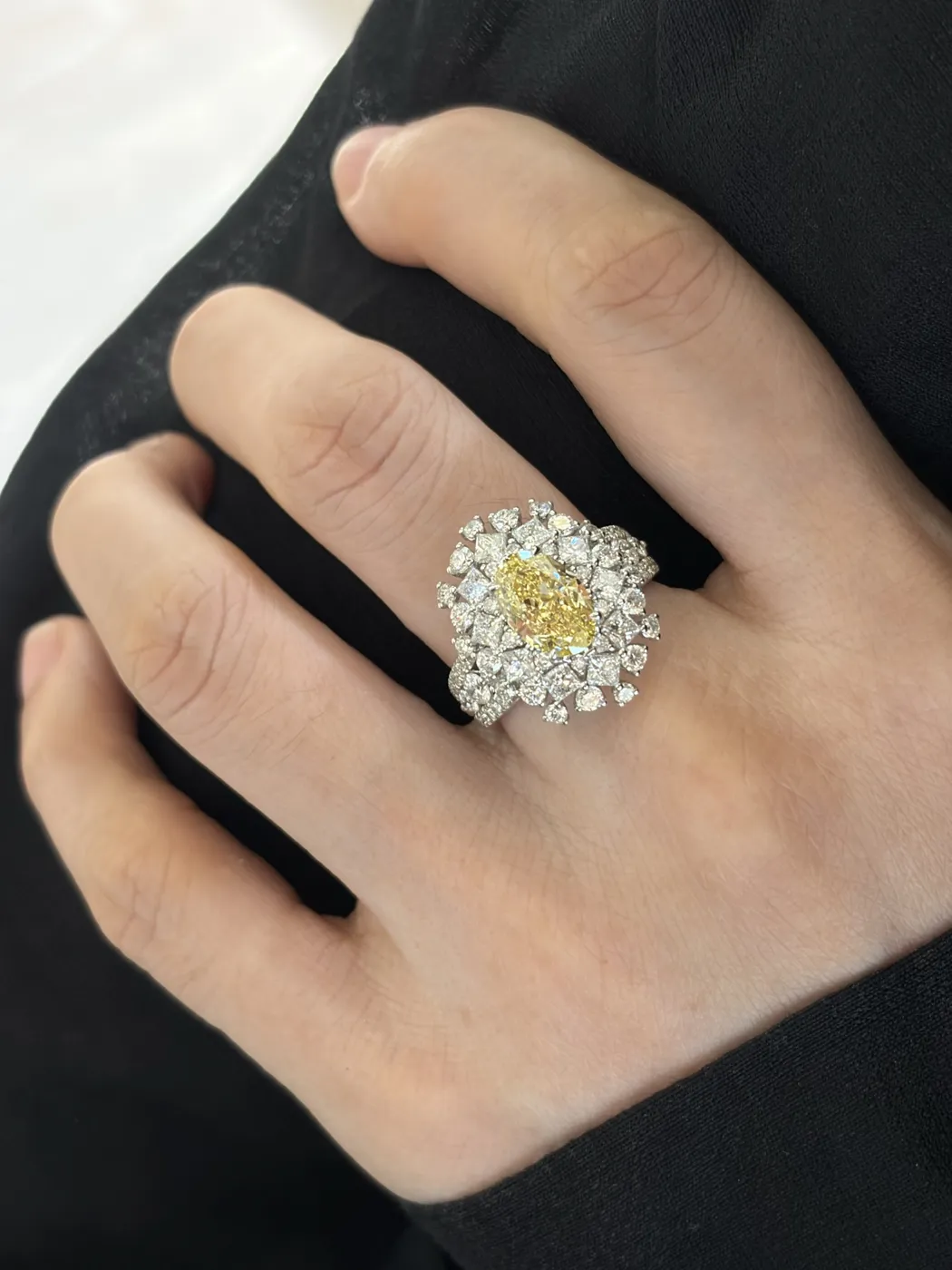 Кольцо с жёлтым бриллиантом «Кушон» в ореоле, 2 ct — фото 5
