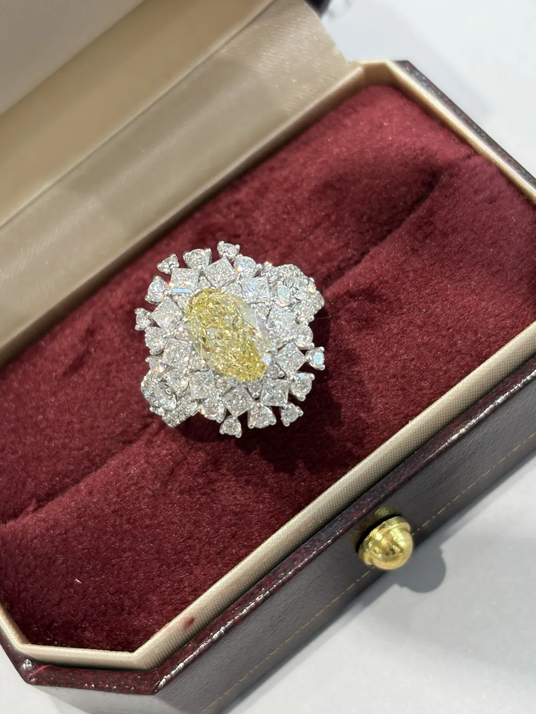 Кольцо с жёлтым бриллиантом «Кушон» в ореоле, 2 ct — фото 6