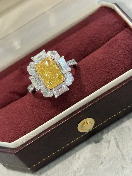 Кольцо с жёлтым бриллиантом «Кушон» в ореоле, 3 ct