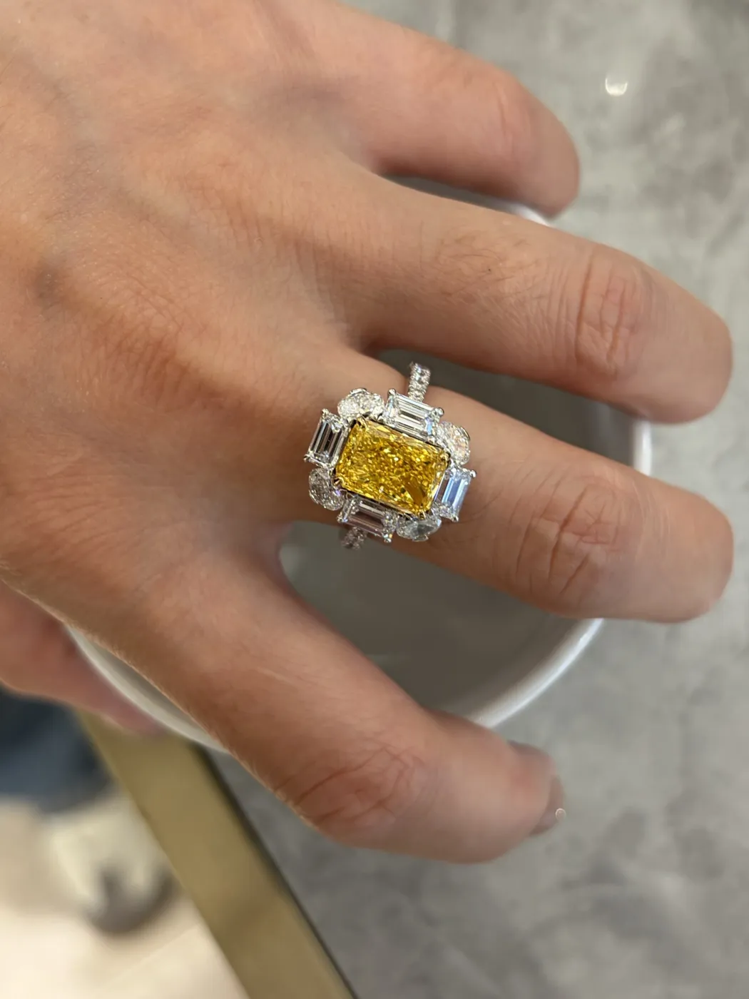 Кольцо с жёлтым бриллиантом «Кушон» в ореоле, 3 ct — фото 2