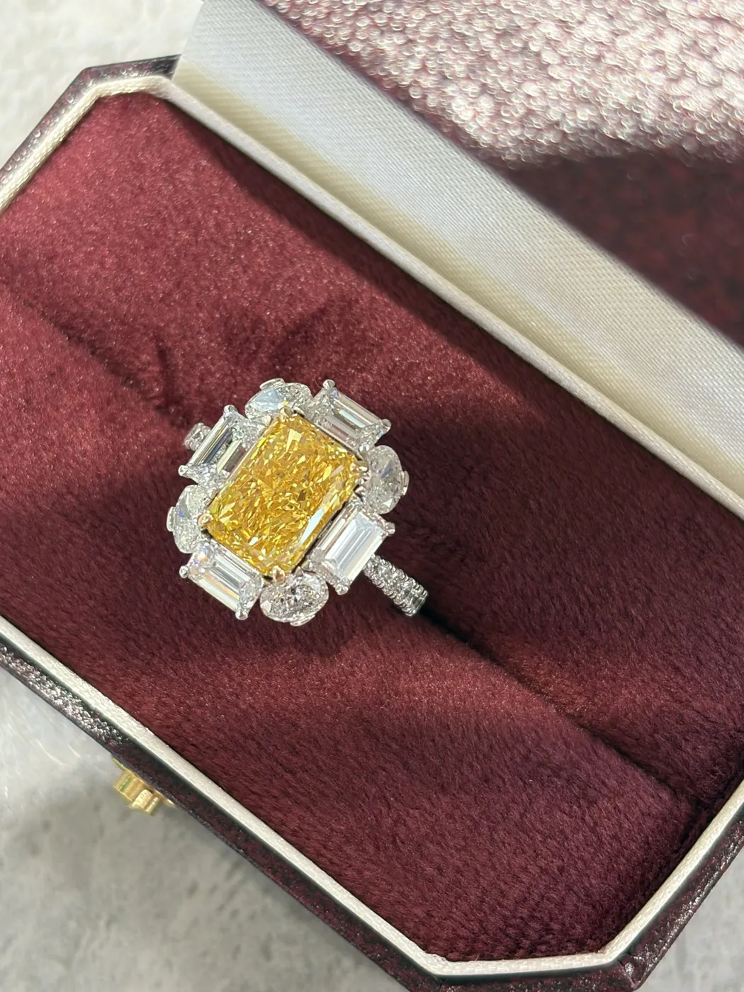 Кольцо с жёлтым бриллиантом «Кушон» в ореоле, 3 ct — фото 3