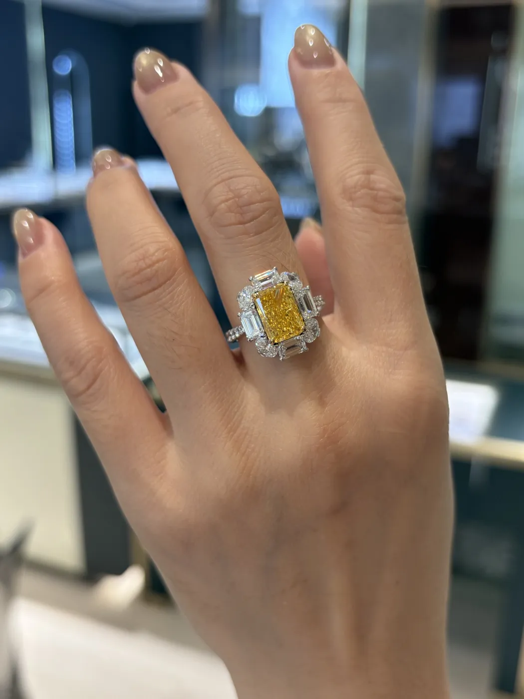 Кольцо с жёлтым бриллиантом «Кушон» в ореоле, 3 ct — фото 4
