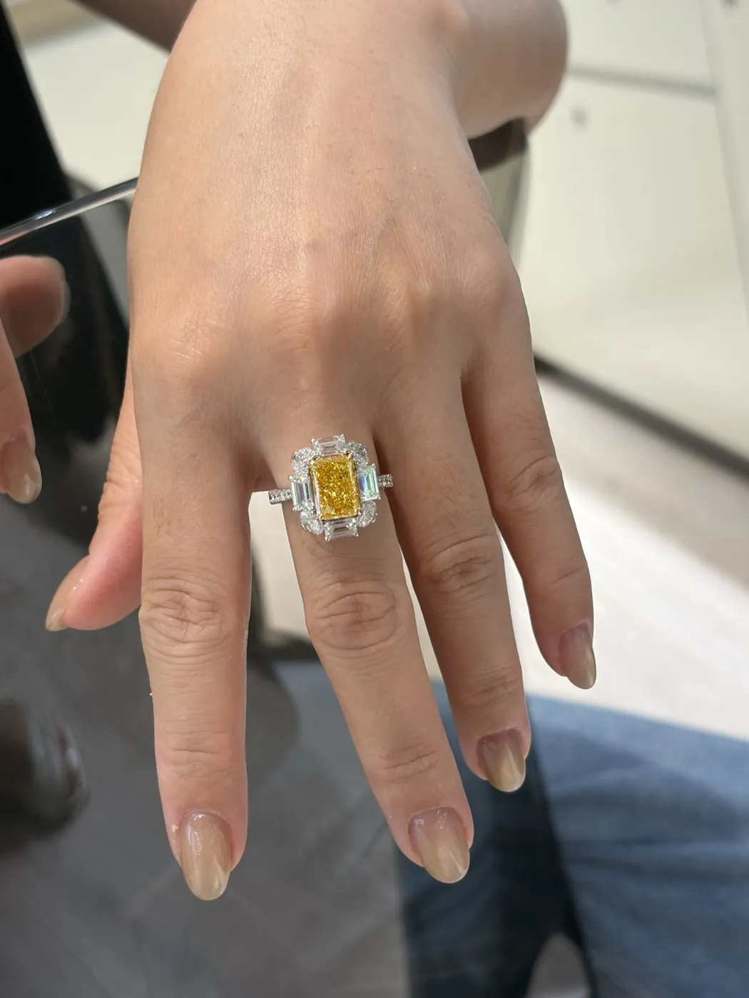 Кольцо с жёлтым бриллиантом «Кушон» в ореоле, 3 ct — фото 5