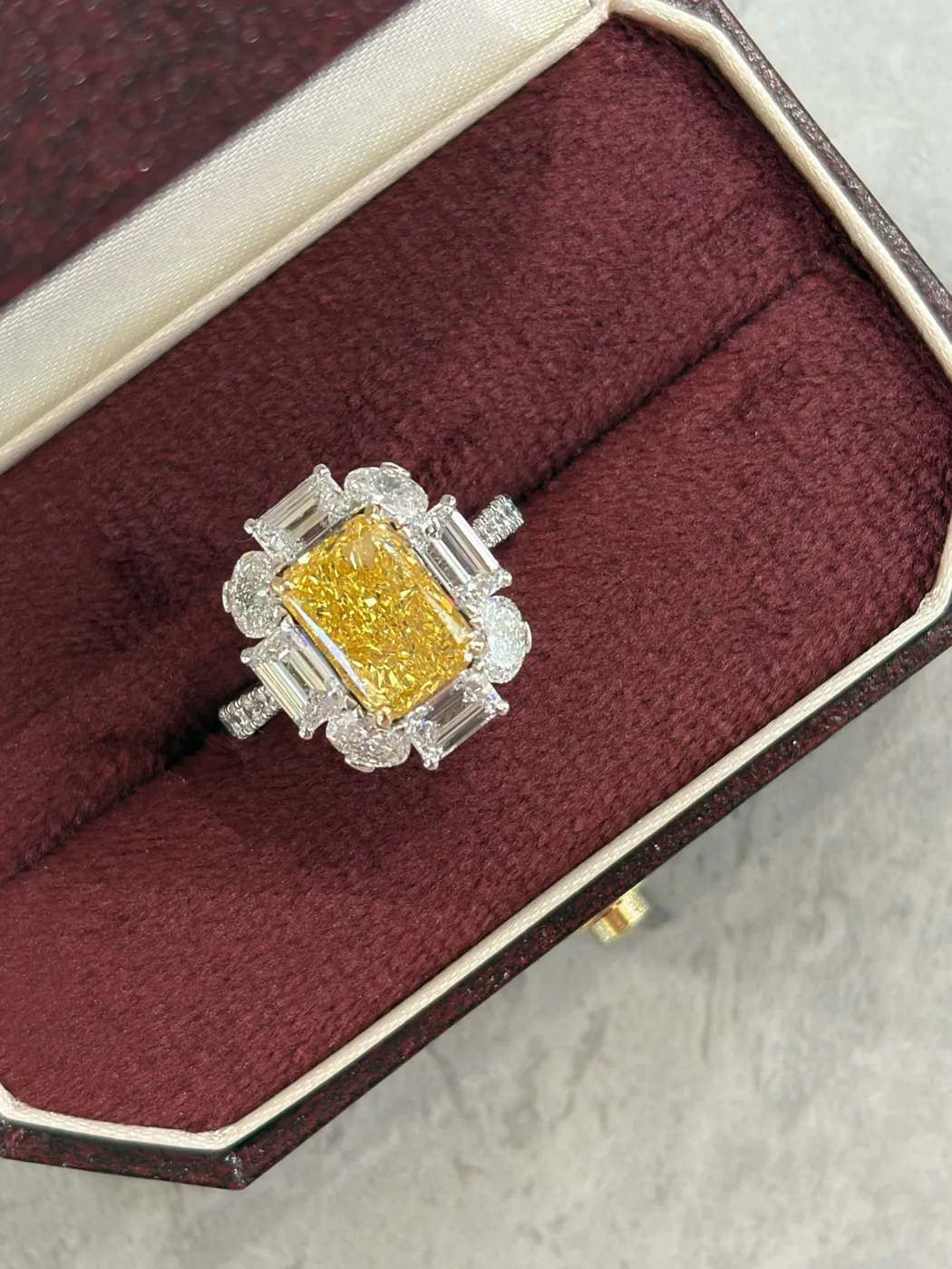 Кольцо с жёлтым бриллиантом «Кушон» в ореоле, 3 ct — фото 6