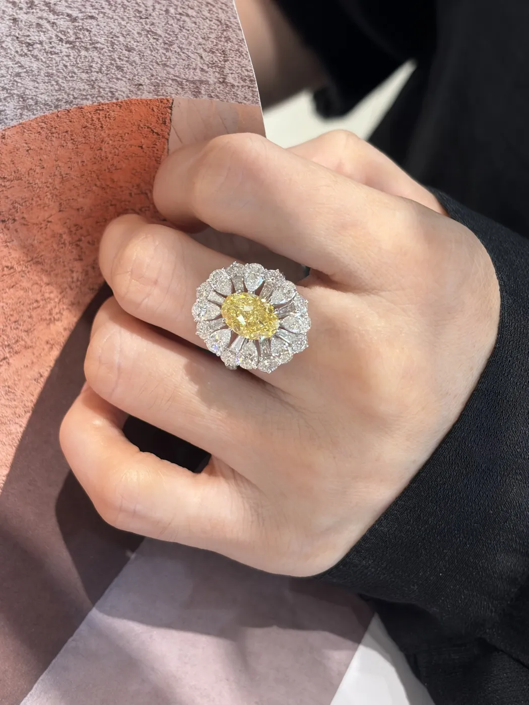 Кольцо с жёлтым бриллиантом «Овал» в ореоле, 3 ct — фото 1