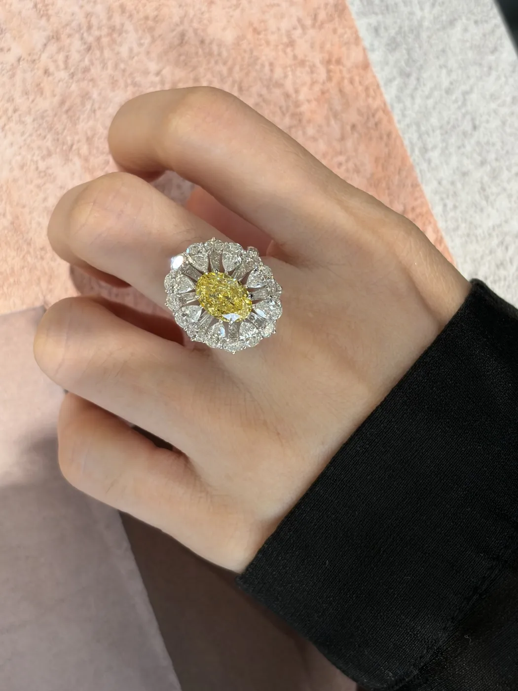 Кольцо с жёлтым бриллиантом «Овал» в ореоле, 3 ct — фото 3