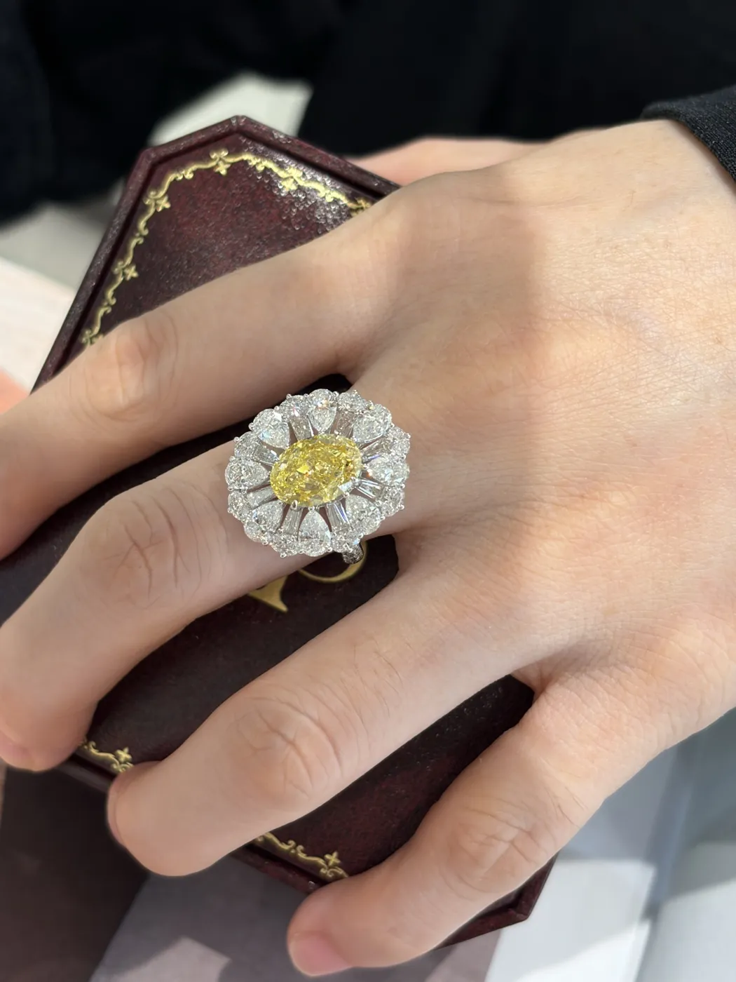 Кольцо с жёлтым бриллиантом «Овал» в ореоле, 3 ct — фото 5