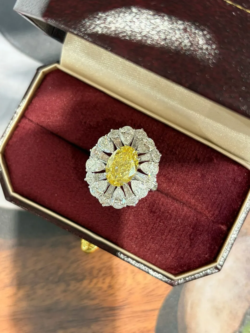 Кольцо с жёлтым бриллиантом «Овал» в ореоле, 3 ct — фото 6