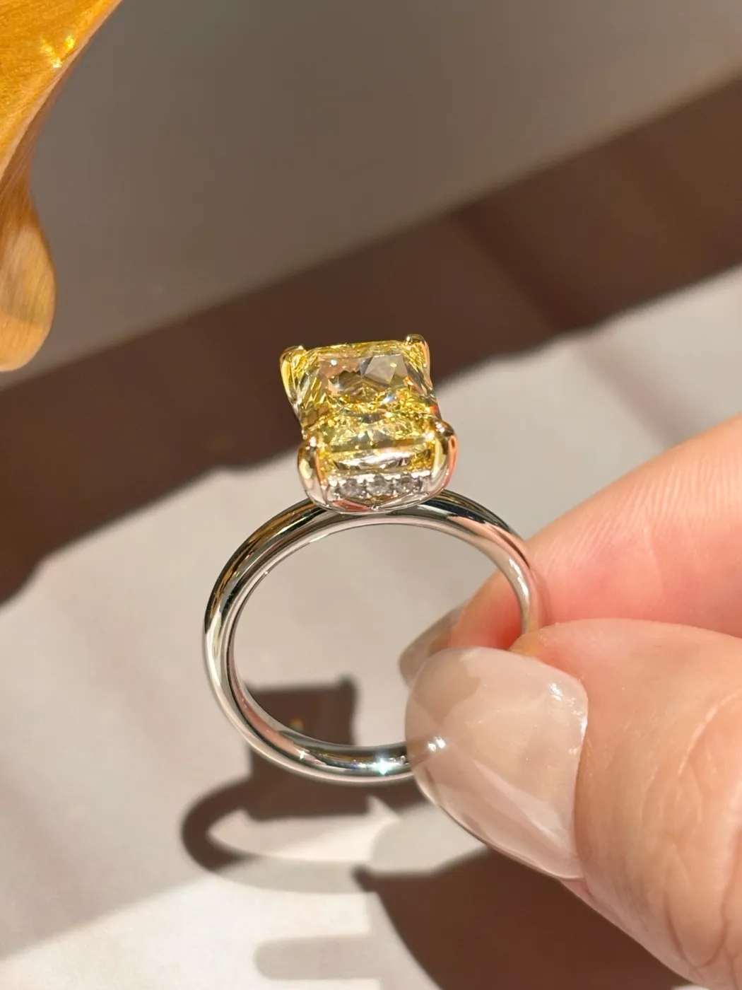 Кольцо с жёлтым бриллиантом «Радиант», 3,25 ct — фото 2