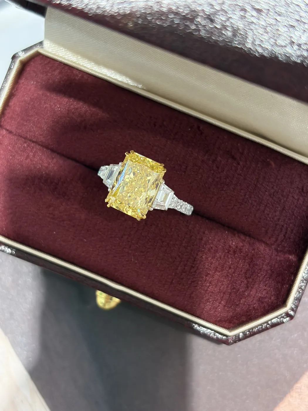 Кольцо с жёлтым бриллиантом «Радиант», 4,2 ct — фото 1