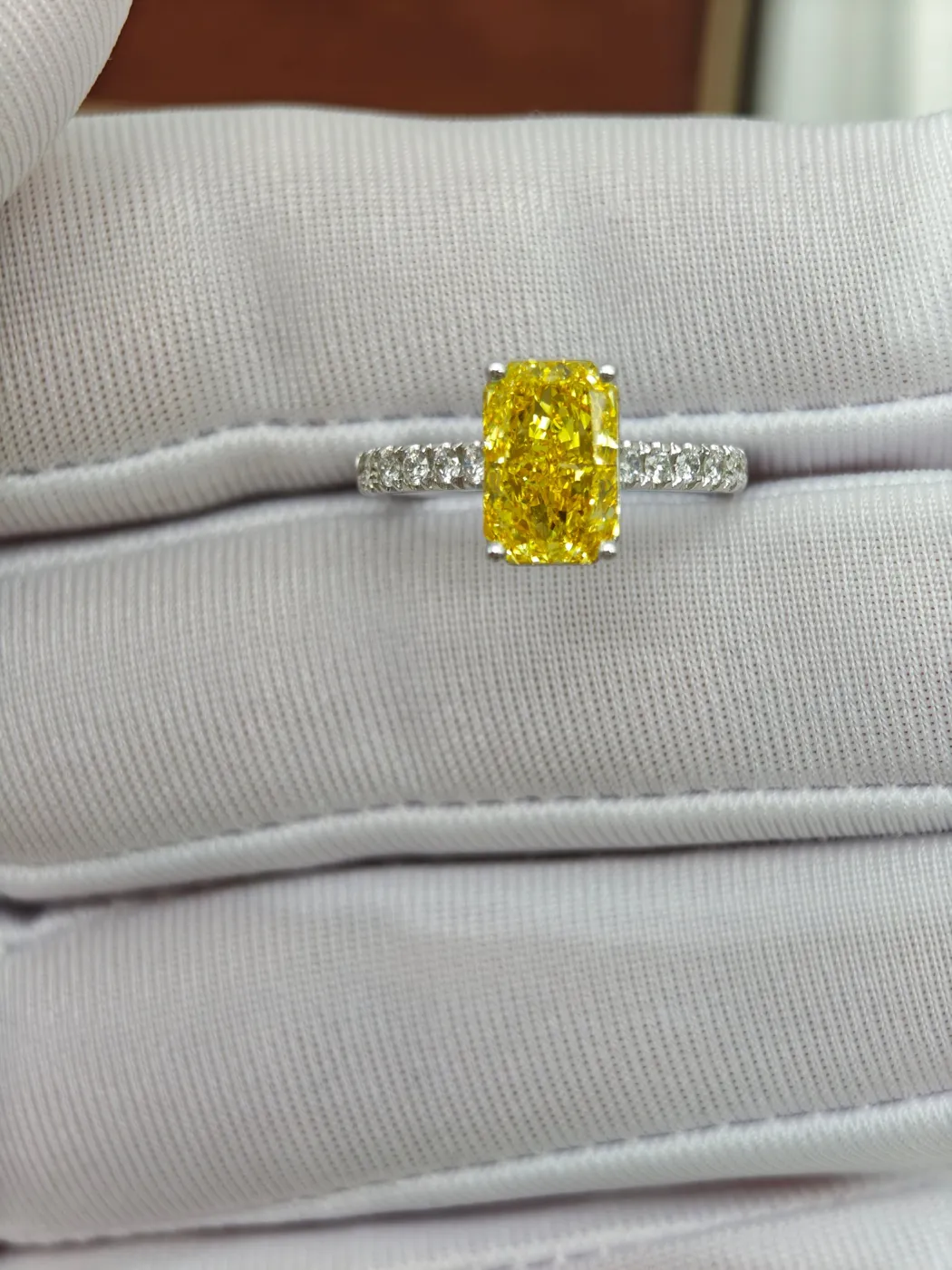 Кольцо с жёлтым бриллиантом «Радиант» и дорожкой, 2 ct — фото 1