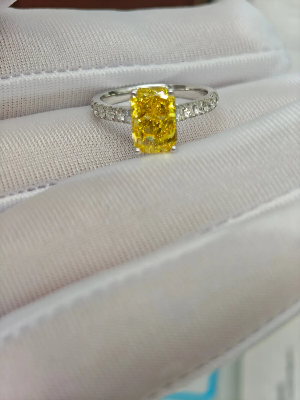 Кольцо с жёлтым бриллиантом «Радиант» и дорожкой, 2 ct — фото 2