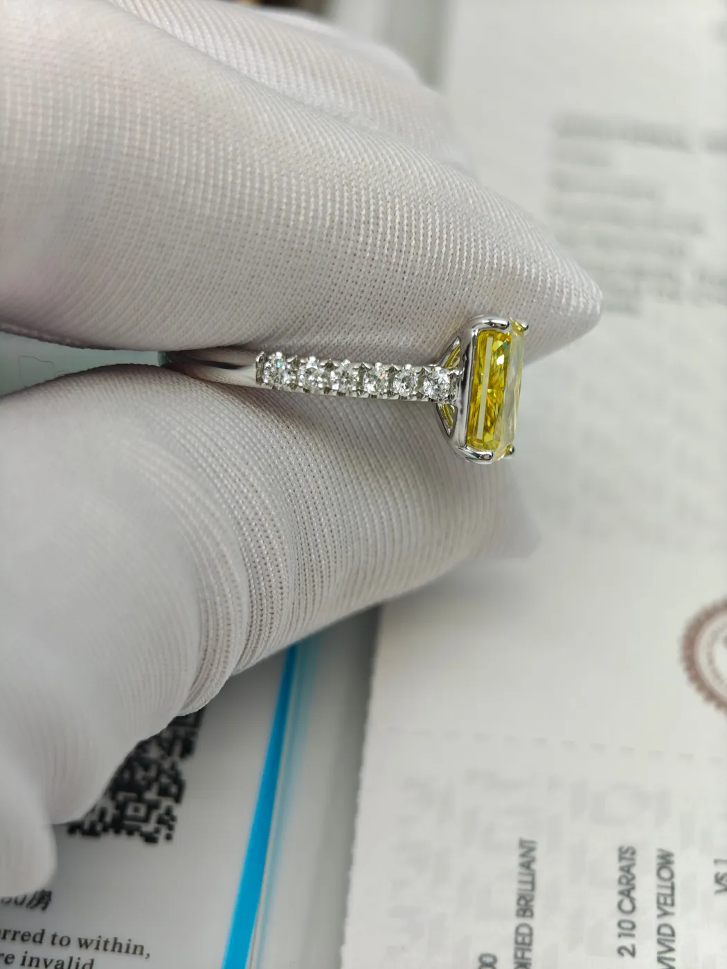 Кольцо с жёлтым бриллиантом «Радиант» и дорожкой, 2 ct — фото 3