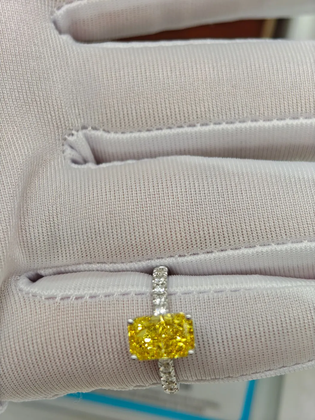 Кольцо с жёлтым бриллиантом «Радиант» и дорожкой, 2 ct — фото 4