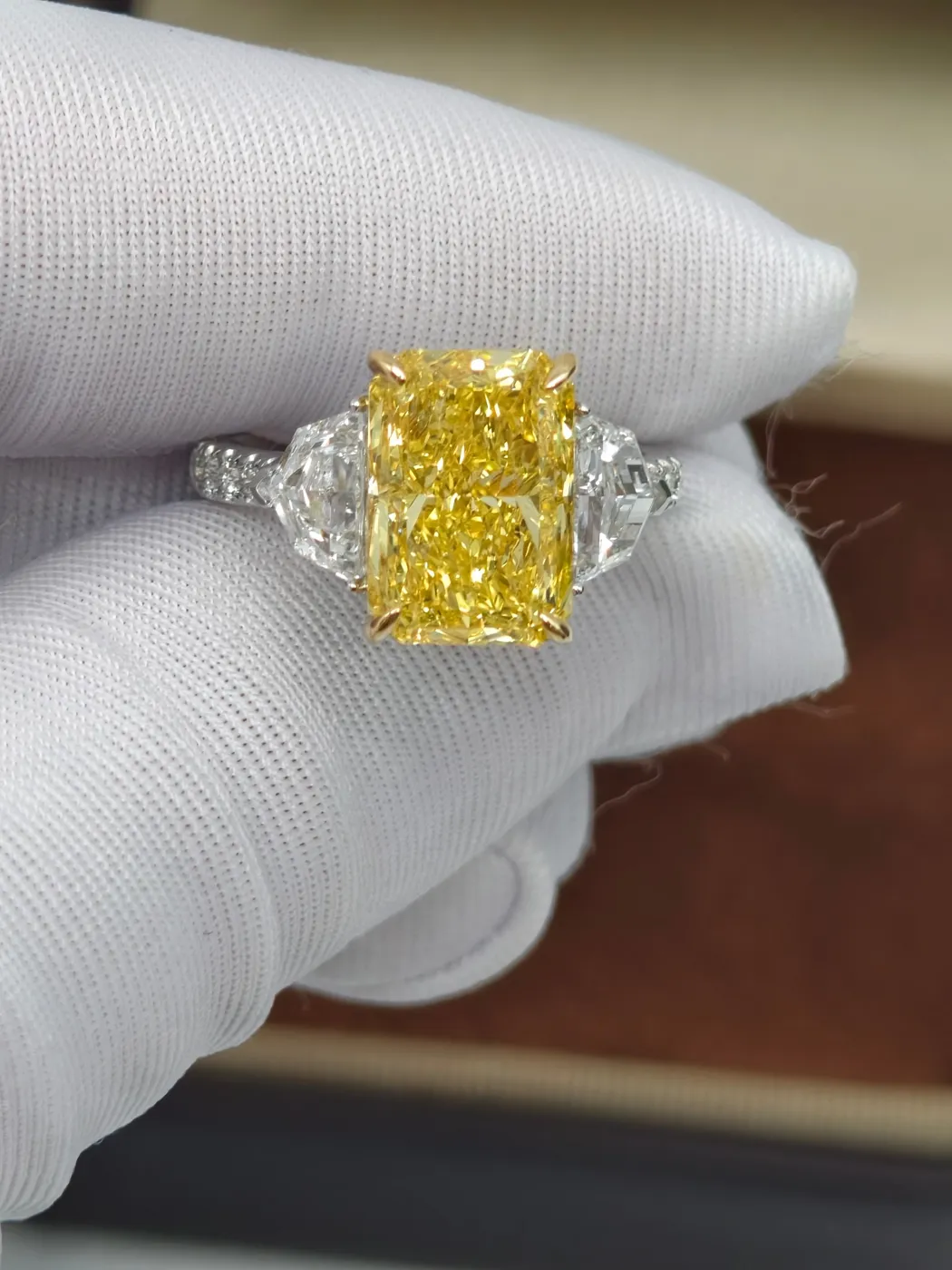 Кольцо с жёлтым бриллиантом «Радиант» и трапециями, 5 ct — фото 1