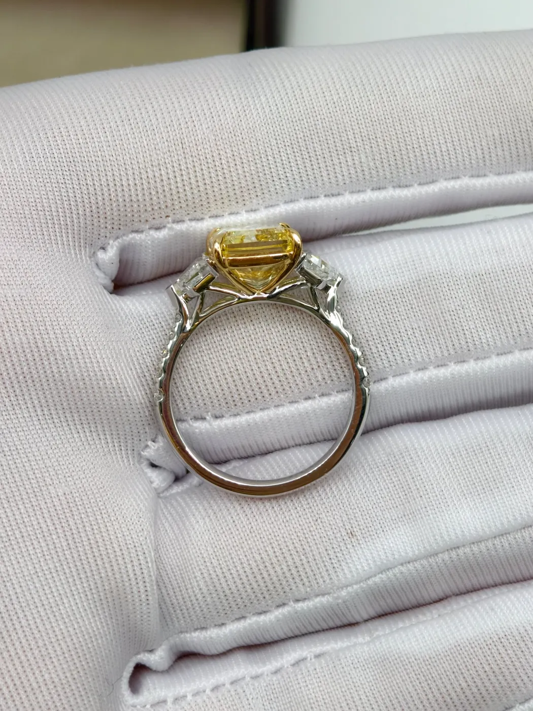 Кольцо с жёлтым бриллиантом «Радиант» и трапециями, 5 ct — фото 2