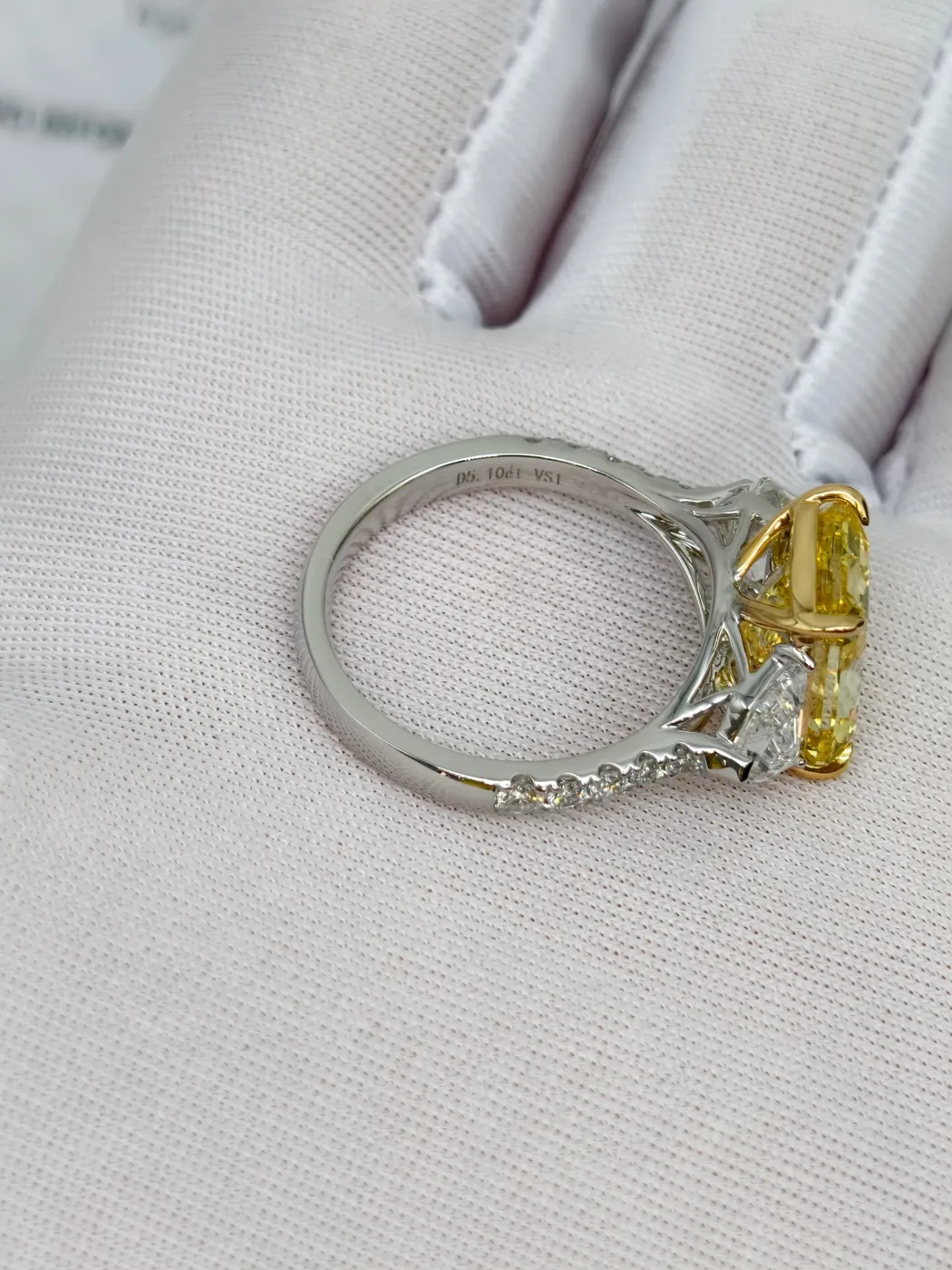 Кольцо с жёлтым бриллиантом «Радиант» и трапециями, 5 ct — фото 3