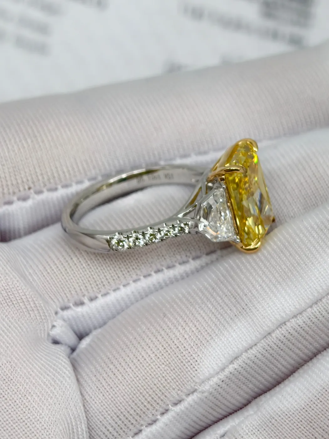 Кольцо с жёлтым бриллиантом «Радиант» и трапециями, 5 ct — фото 4