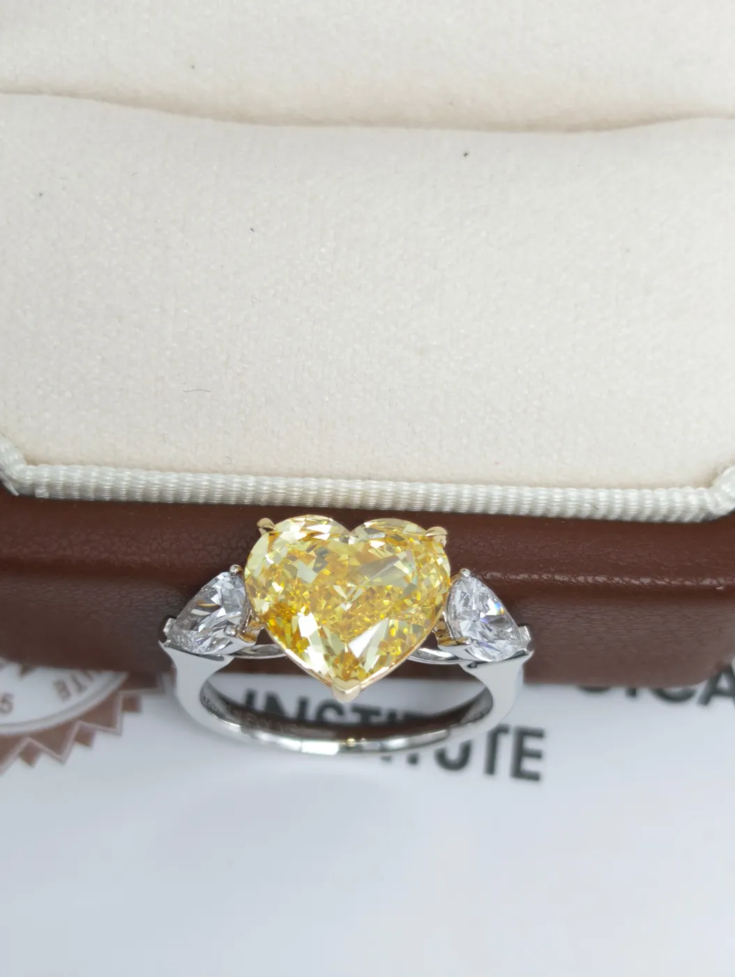 Кольцо с жёлтым бриллиантом «Сердце» и боковыми камнями, 5 ct — фото 1