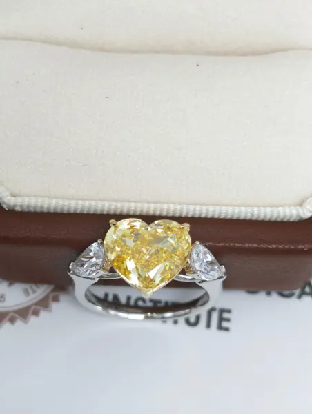Кольцо с жёлтым бриллиантом «Сердце» и боковыми камнями, 5 ct