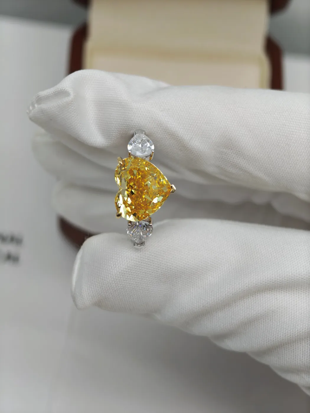 Кольцо с жёлтым бриллиантом «Сердце» и боковыми камнями, 5 ct — фото 2