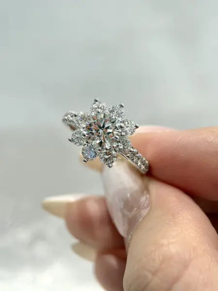 Кольцо «Солнце» с центральным бриллиантом, 1 ct