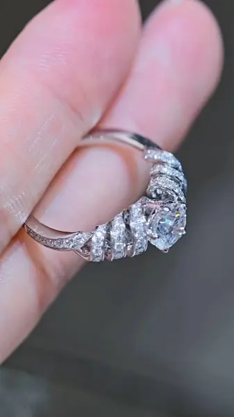 Кольцо-спираль с бриллиантом «Круг», 1,04 ct