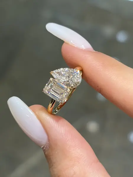 Кольцо Toi et Moi «Изумруд и груша», 1,5 + 1,5 ct