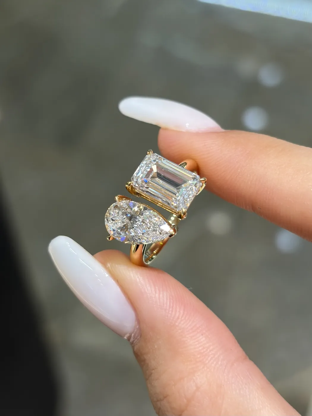 Кольцо Toi et Moi «Изумруд и груша», 3 + 2 ct — фото 1
