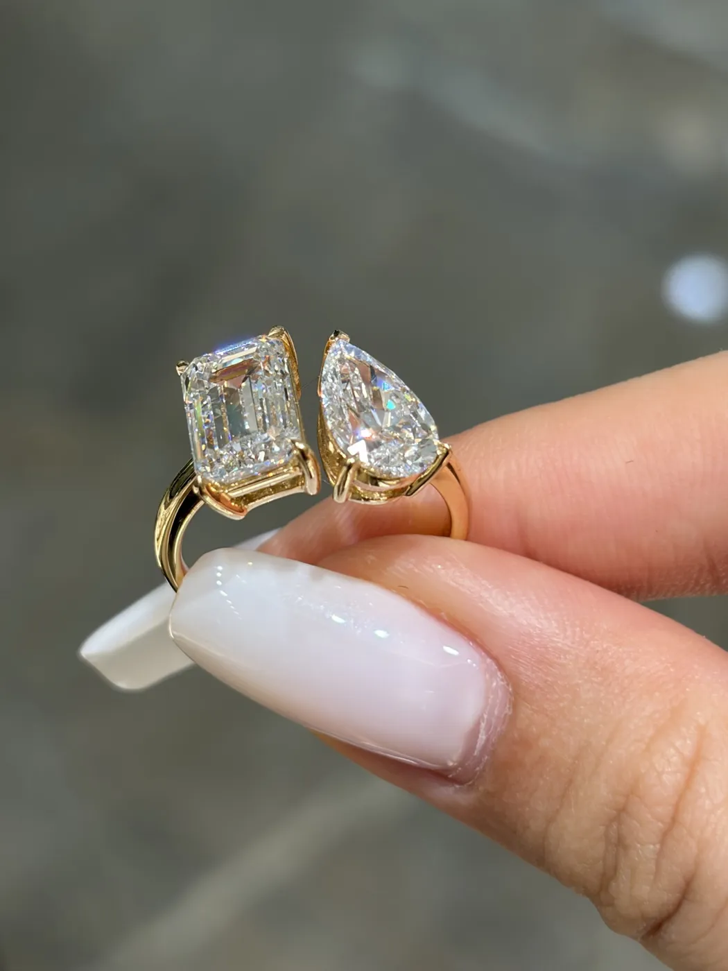 Кольцо Toi et Moi «Изумруд и груша», 3 + 2 ct — фото 2