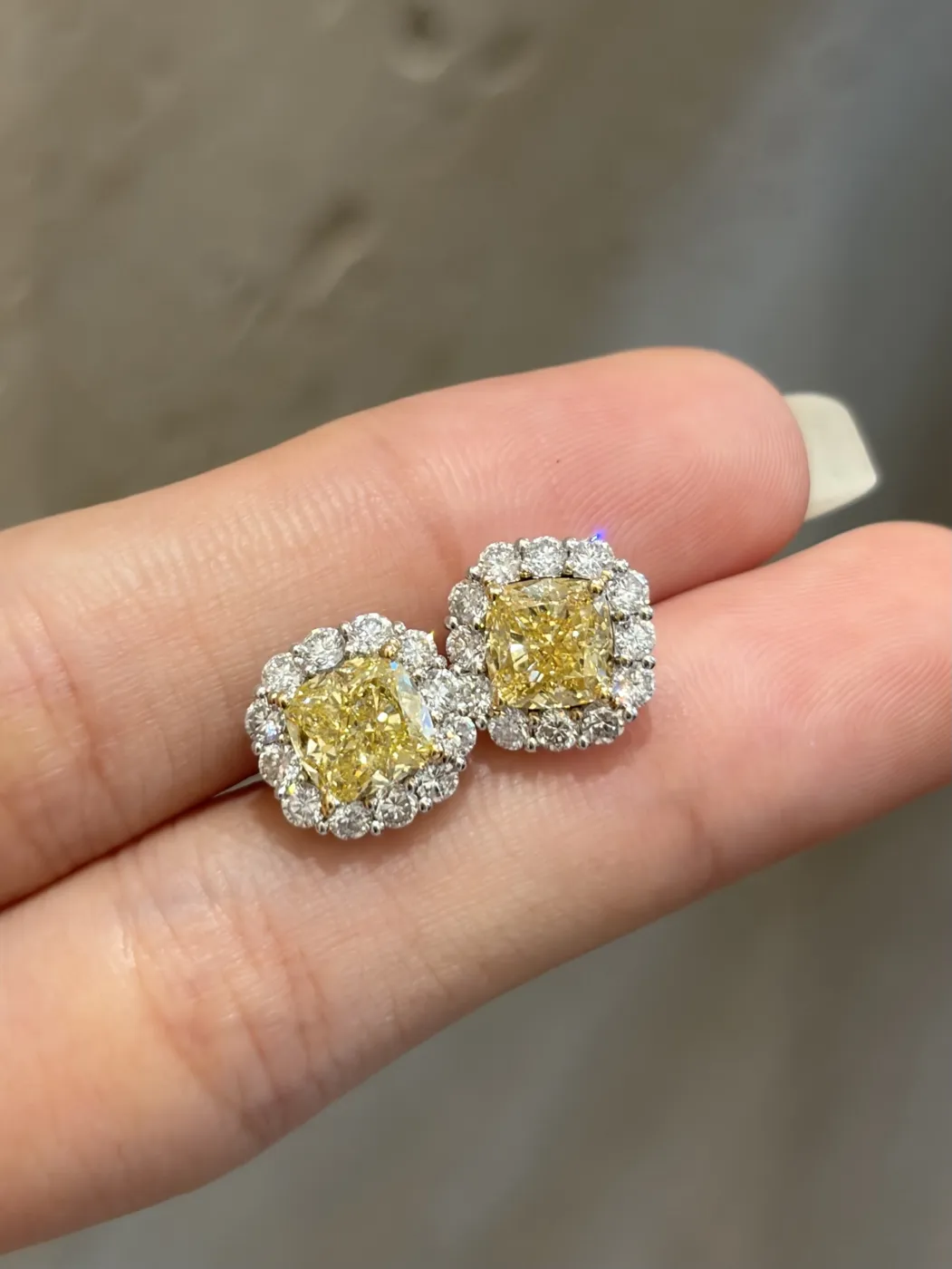 Пусеты «Кушон» в ореоле с жёлтыми бриллиантами, 2 × 1,5 ct — фото 1
