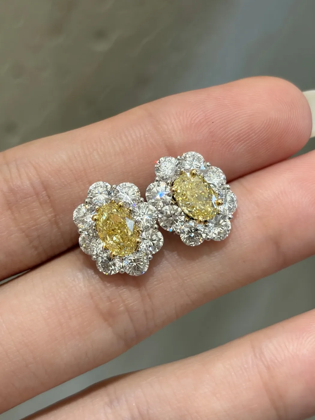 Пусеты «Кушон» в ореоле с жёлтыми бриллиантами, 2 × 1,5 ct — фото 2